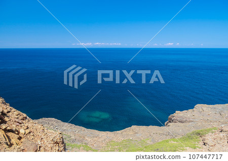 從壹岐島穿越龍之島的風景名勝花毛崎,沒有扶手的懸崖 從壹岐島穿越龍之島的風景名勝花毛崎,沒有扶手的懸崖 107447717