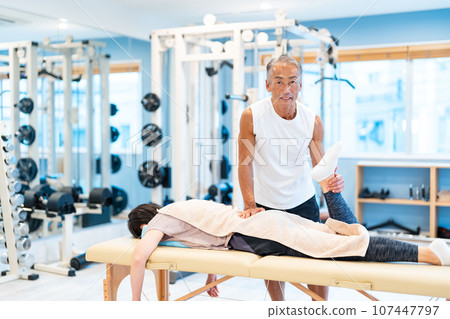 運動按摩健身房伸展運動 107447797