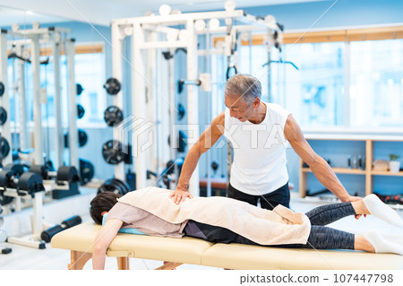 運動按摩健身房伸展運動 107447798
