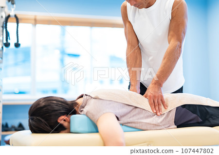 運動按摩健身房伸展運動 107447802