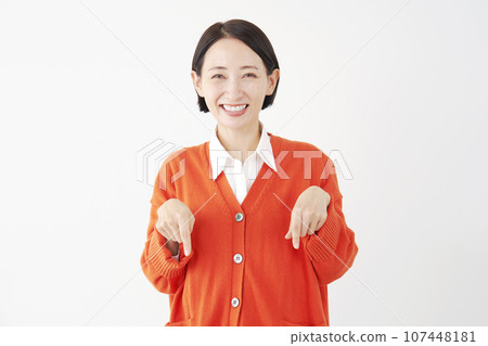 指向下方的女人，白色背景 107448181