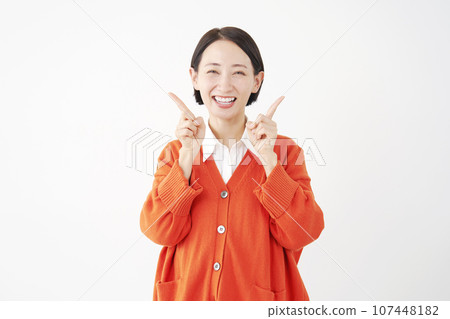 女性指著兩邊的白色背景 107448182