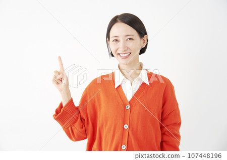 指向左邊的女人，白色背景 107448196