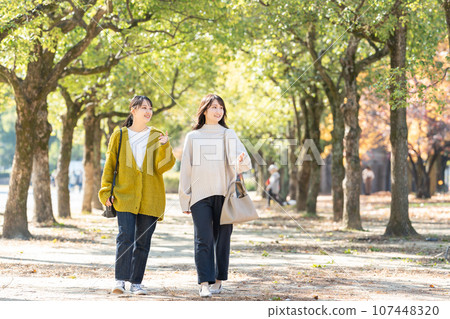 秋天公園散步的女人 107448320