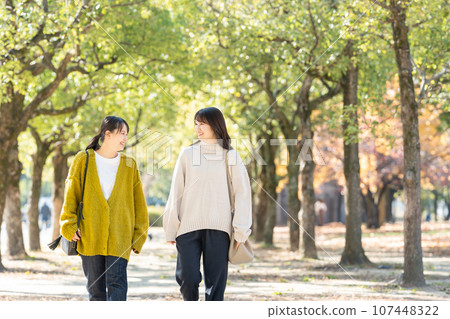 兩個女人微笑著擁抱 兩個女人微笑著擁抱 107448322