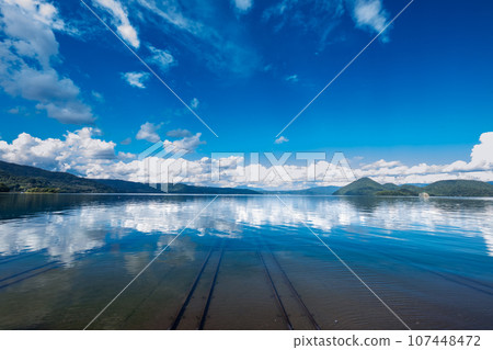 洞爺湖湖床軌道和水面上的天空 107448472