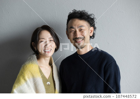 Autumn/winter images of couples and couples close-up 107448572