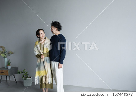 Image of a couple, whole body looking at camera 107448578