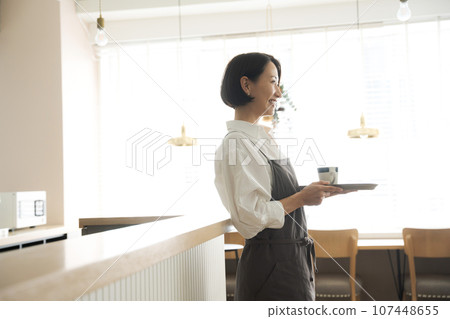 咖啡館職員攜帶咖啡 107448655