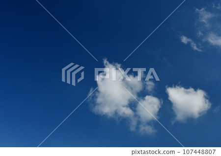 漂浮在藍天上的雲彩 107448807