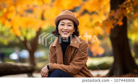秋季公園坐著休息的中年婦女 107448808