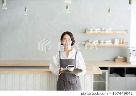 拿著咖啡的咖啡店店員 拿著咖啡的咖啡店店員 107449041