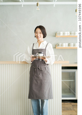 咖啡館職員與咖啡杯 咖啡館職員與咖啡杯 107449396