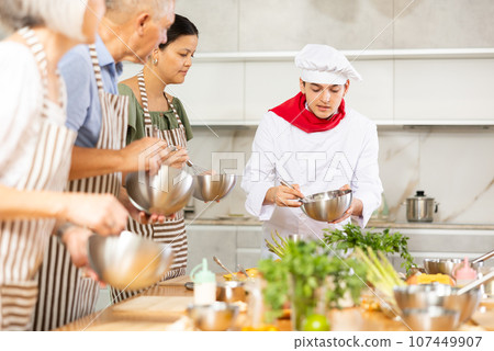Young guy, qualified chef, running group culinary courses 107449907
