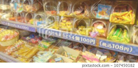 超市貨架上大量糖果的模糊圖像 107450182