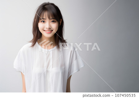 穿著白襯衫微笑的美麗少女 穿著白襯衫微笑的美麗少女 107450535