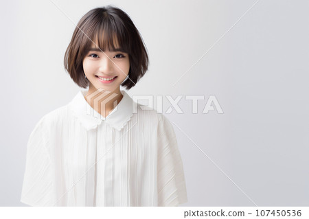 穿著白襯衫微笑的美麗少女 107450536