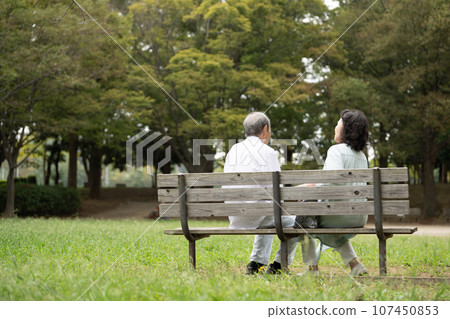Senior couple walking and traveling 107450853