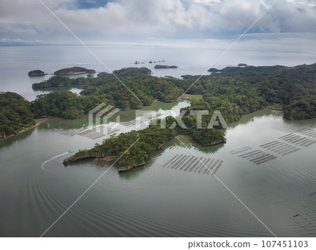 宮城縣東松島市奧松島、榻榻米石灣和鮫浦的壯麗景色(無人機航拍) 宮城縣東松島市奧松島、榻榻米石灣和鮫浦的壯麗景色(無人機航拍) 107451103