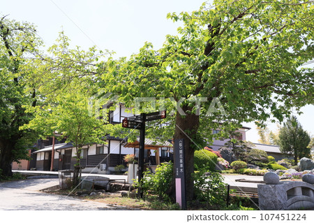 The flow of the Ogawa River and the scenery of Obata, Kanra Town, Gunma Prefecture 107451224