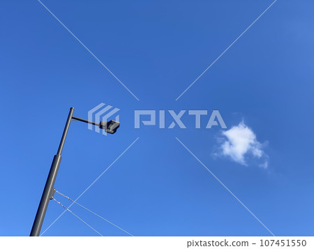 藍天下的電線桿和電線 藍天下的電線桿和電線 107451550