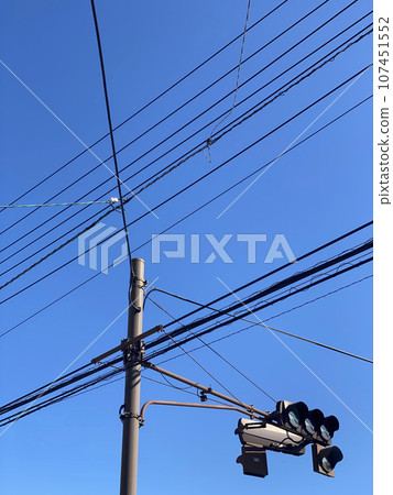 藍天下的電線桿和電線 藍天下的電線桿和電線 107451552