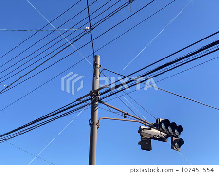 藍天下的電線桿和電線 藍天下的電線桿和電線 107451554