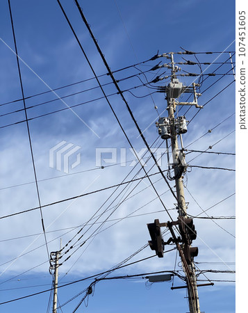 藍天下的電線桿和電線 藍天下的電線桿和電線 107451605