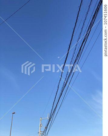 藍天下的電線桿和電線 藍天下的電線桿和電線 107451606