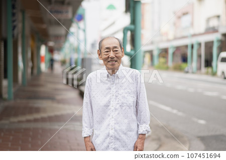 Senior man going to arcade shopping street, walking, shopping 107451694