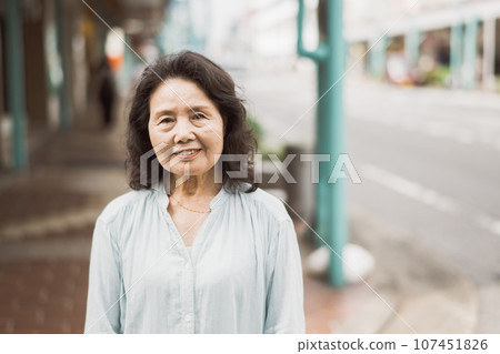 高級女性去拱廊購物街、散步、購物 高級女性去拱廊購物街、散步、購物 107451826