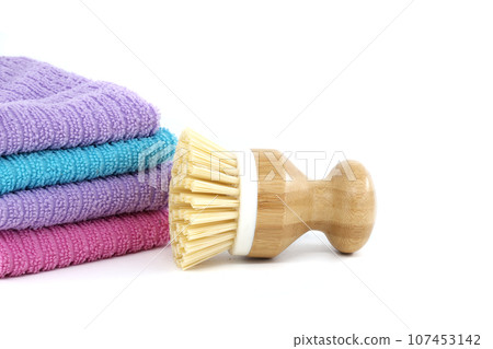 Dishcloths in pastel colors and dish brushes on white 107453142