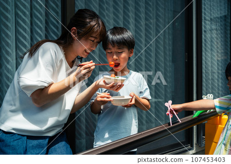 掛面從花園的雨溝流下來 107453403
