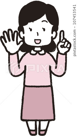 一位微笑的女士用左手一根手指、右手五根手指做出 51 個手勢的全身插圖 107453541