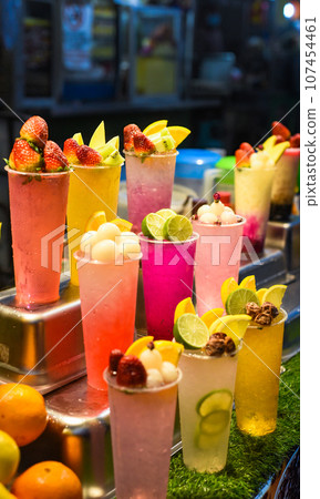 Many smoothie and drinks in plastic cups in Jalan Alor street food in the Kuala Lumpur market 107454461