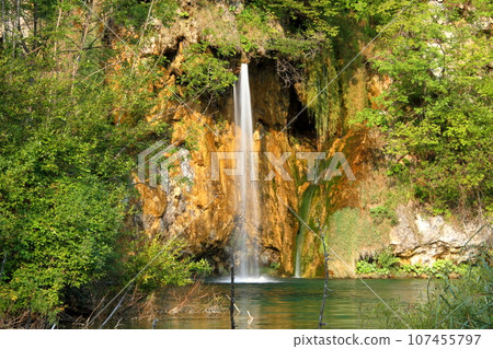 Plitvice Lakes National Park, a world natural heritage site in Croatia, southern Europe. A view of the lake into which the waterfalls of Upper Lakes flow. 107455797