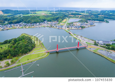 福井縣北部休閒勝地北多湖湖畔公園和菖蒲橋的鳥瞰圖 | 福井縣蘆原市 107455830