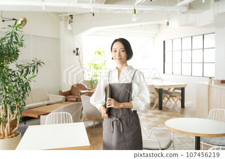 Woman working in a restaurant 107456219
