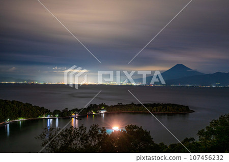 （靜岡縣）大崎的魷魚漁船的燈光和富士山的夜景 107456232