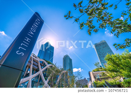 日本東京城市景觀，俯瞰麻布台丘陵，綠樹成蔭的新風景區。希望之光，走向新時代 107456721