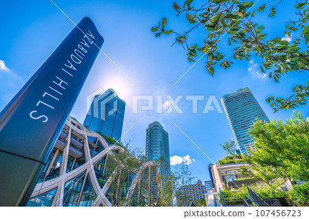 日本東京城市景觀，俯瞰麻布台丘陵，綠樹成蔭的新風景區。希望之光，走向新時代 107456723