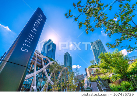 日本東京城市景觀，俯瞰麻布台丘陵，綠樹成蔭的新風景區。希望之光，走向新時代 107456729