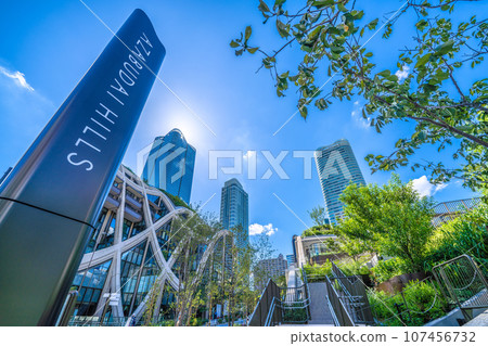 日本東京城市景觀，俯瞰麻布台丘陵，綠樹成蔭的新風景區。希望之光，走向新時代 107456732