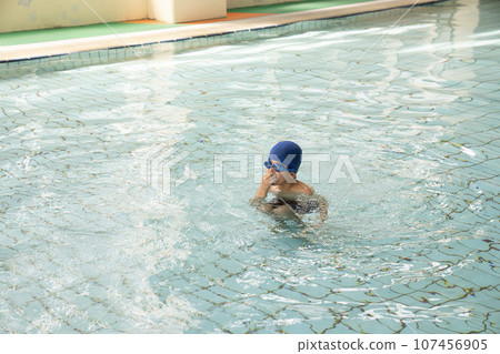 boy swimming in the pool 107456905