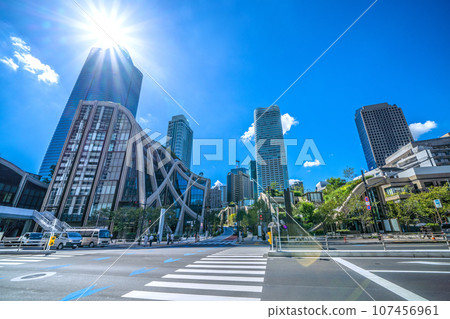 日本東京城市景觀，俯瞰麻布台丘陵，綠樹成蔭的新風景區。希望之光，走向新時代 107456961