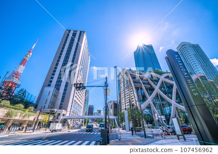 日本東京城市景觀，俯瞰麻布台丘陵，綠樹成蔭的新風景區。東京鐵塔位於左側。希望之光，走向新時代 107456962