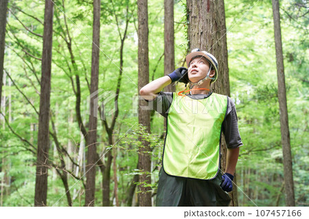 在森林裡工作的人 107457166