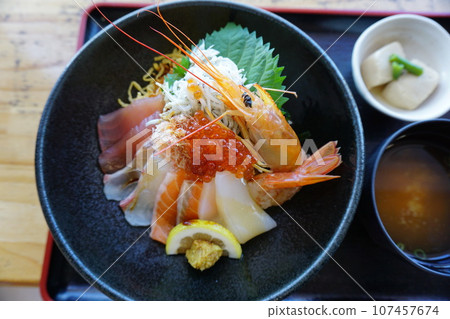 美味的海鮮碗 107457674