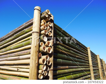 新建的竹堆肥儲存區和冬天的藍天 107458322