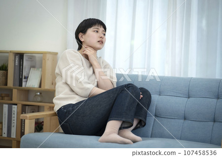 年輕女性喉嚨痛，身體狀況不好，喉嚨痛，扁桃體炎 107458536